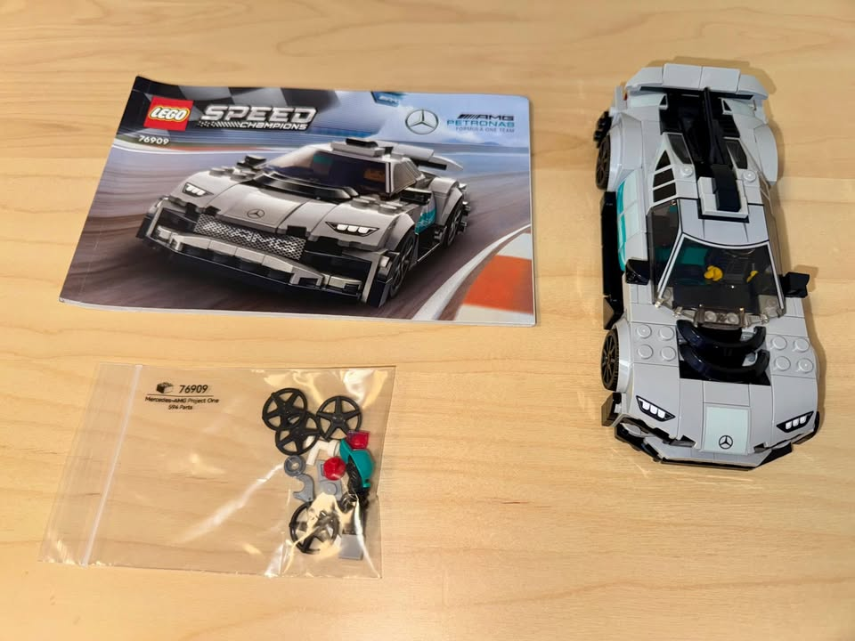 76909 Mercedes-AMG F1 W12 E Performance & Mercedes-AMG Project One — משומש - כמו חדש, תמונה 1 מתוך 2