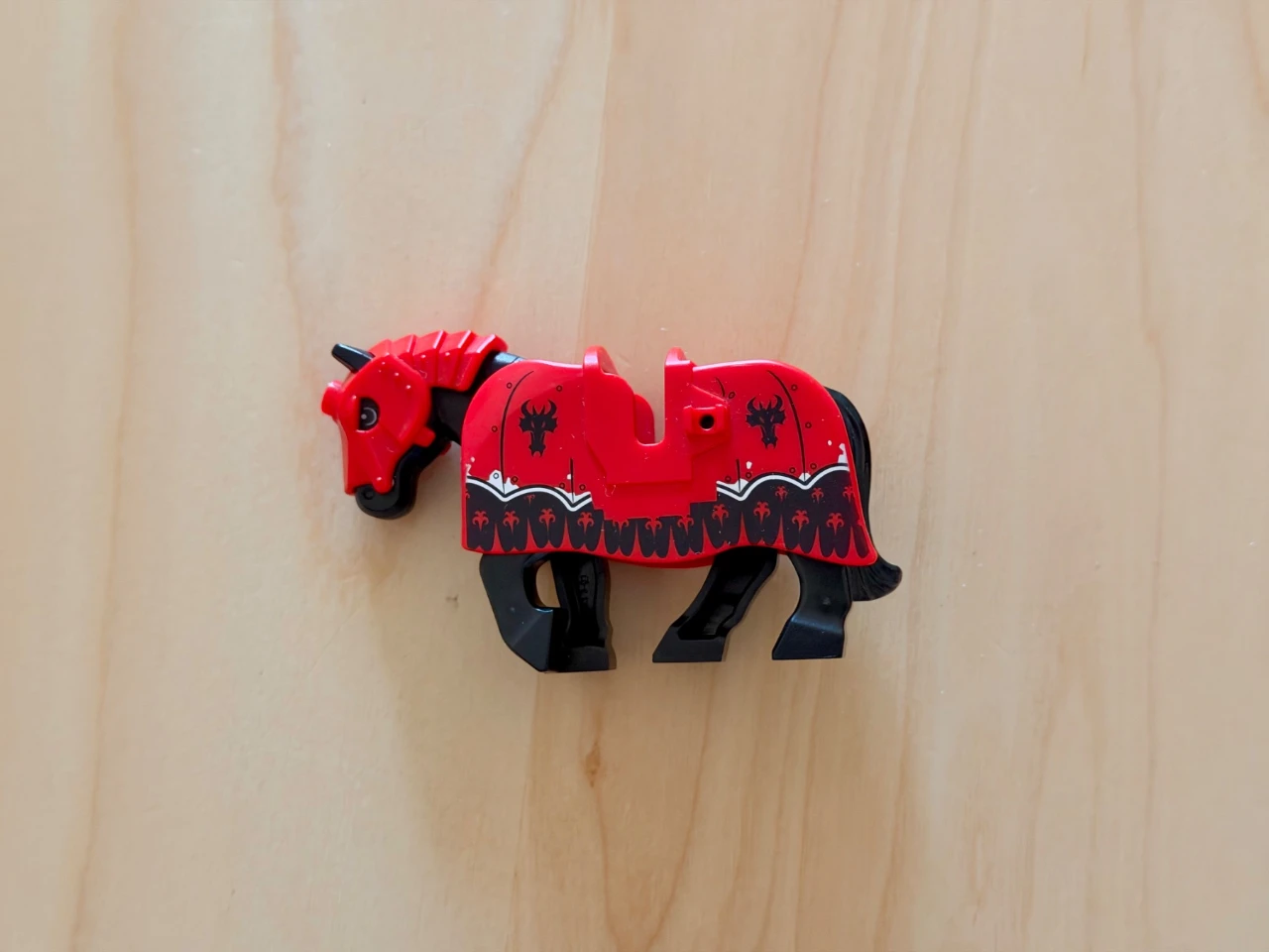 00000 Black Horse with Red Barding & Helmet — חדש